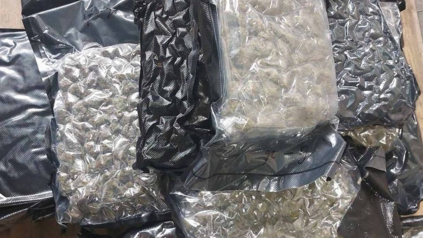 Хванаха шофьор с 3 сака марихуана на АМ "Тракия", в дома му откриха още дрога за 1,6 млн. лв.