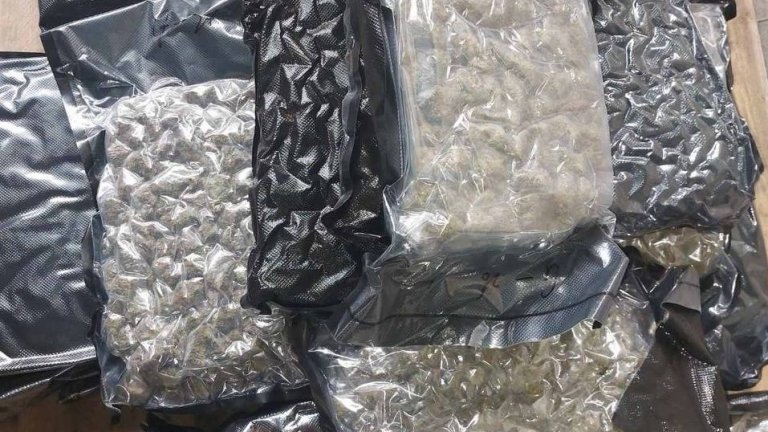 Хванаха шофьор с 3 сака марихуана на АМ "Тракия", в дома му откриха още дрога за 1,6 млн. лв.