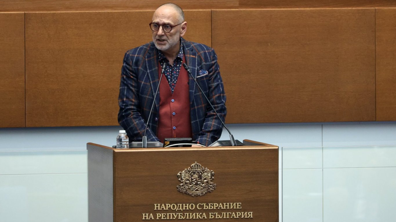 Любен Дилов-син хоспитализиран в Италия, отсъства от клетвата на Народното събрание