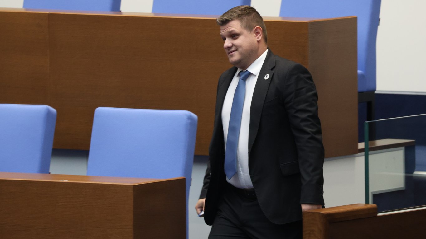 Сигнал за задържани над 20 български коли в РСМ отправи шефът на ресорната комисия в НС до МВнР