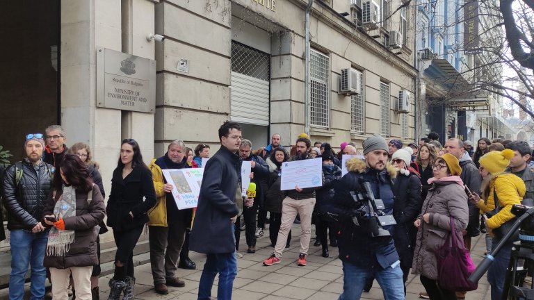 Протестиращи срещу застрояване в парк  "Сините камъни" блокираха входната врата на МОСВ 