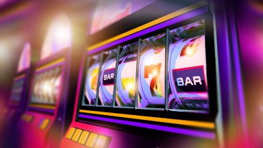 Двама младежи мъж на кръстовището на улиците Тракиец и Ален