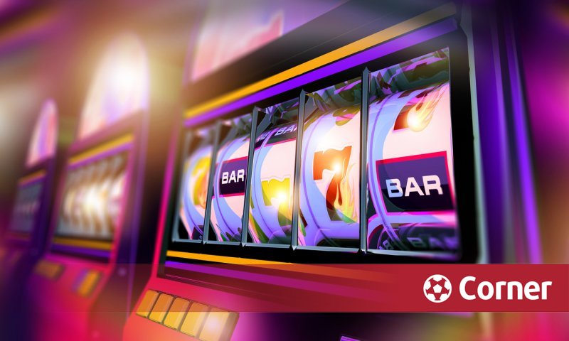 Двама младежи мъж на кръстовището на улиците Тракиец и Ален