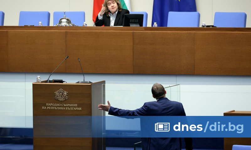 Искаме оставката на председателя на парламента Наталия Киселова, в момента