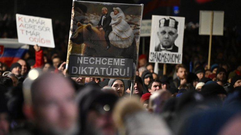 Масови протести в Словакия срещу Фицо и сближаването му с Москва