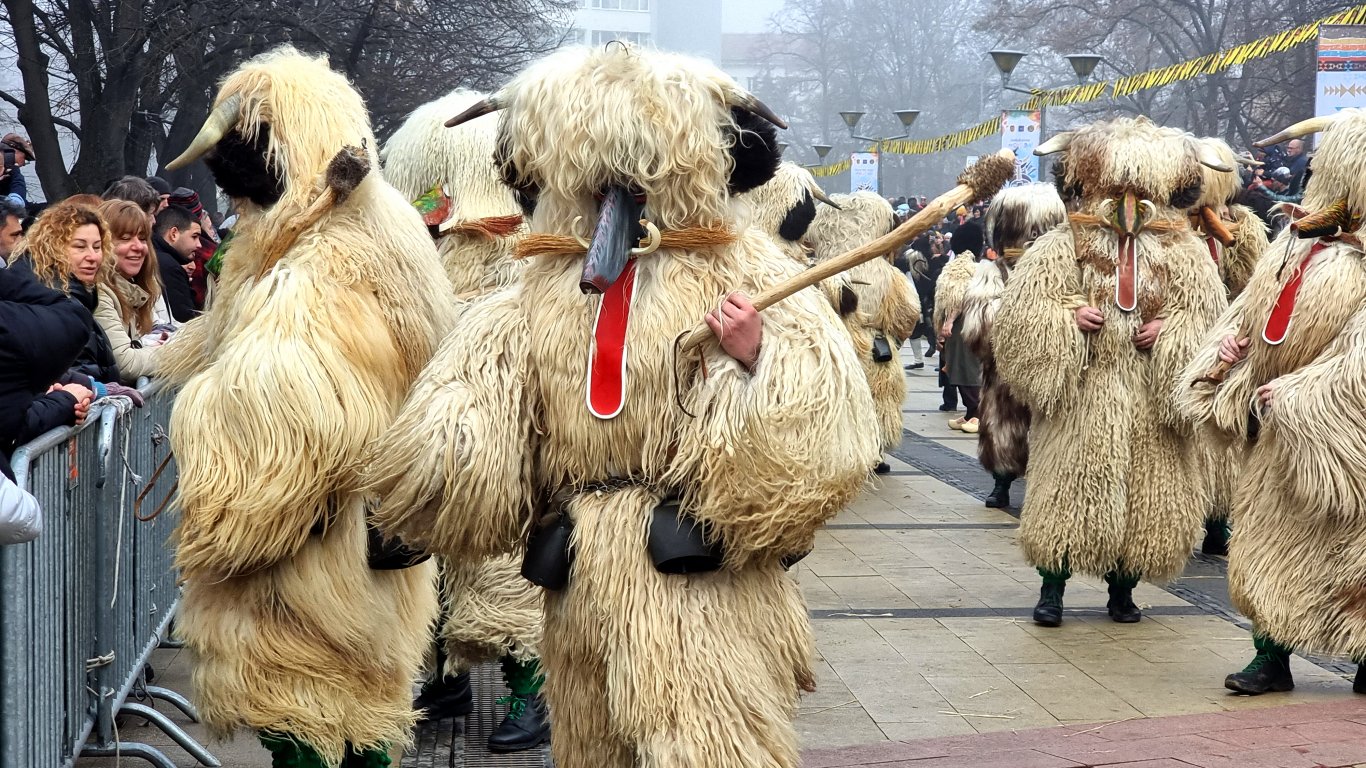 Кукери, кукове, старци, бабугери, джамалари и сурвакари се вихриха на "Сурва" в Перник (снимки)
