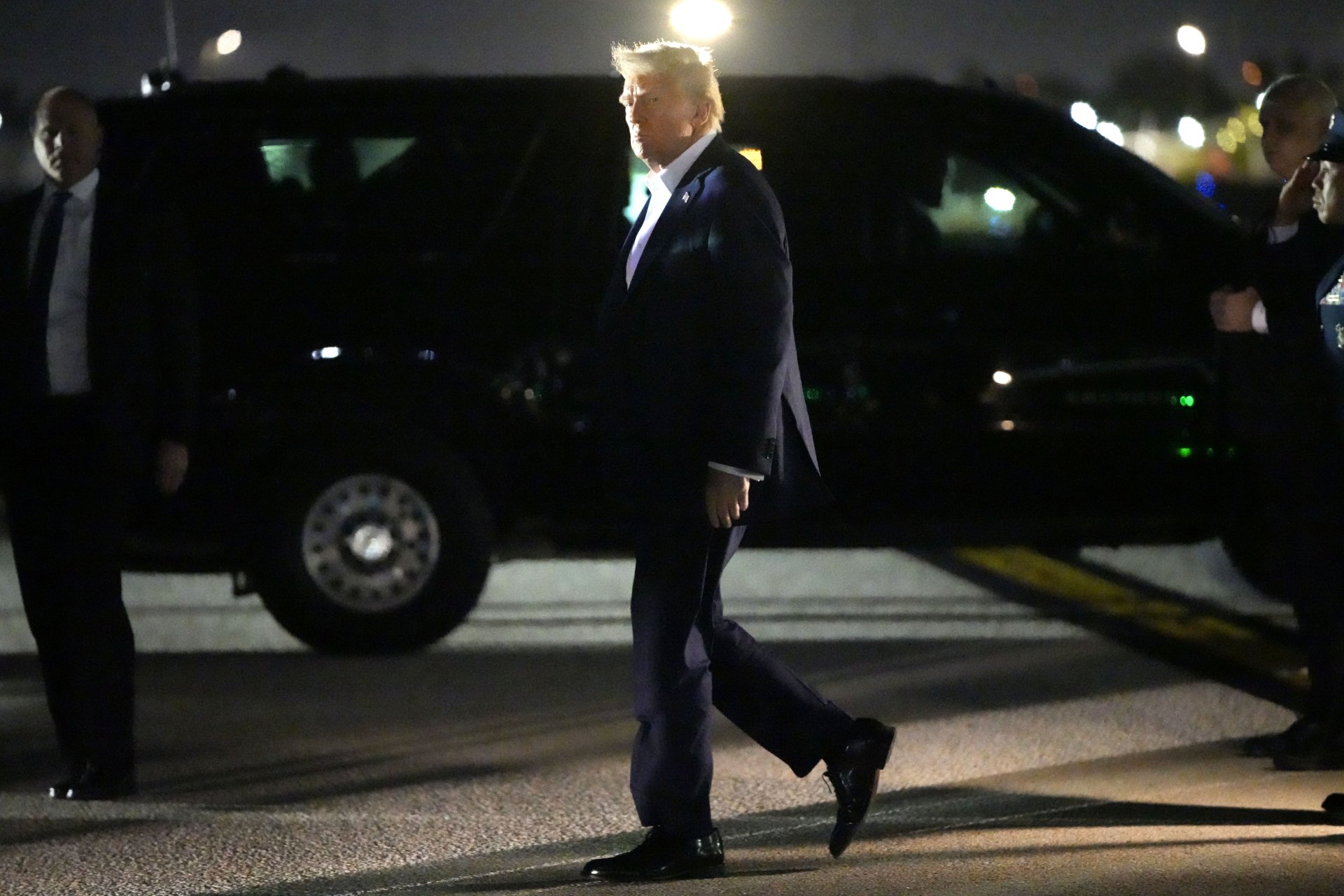 Доналд Тръмп слиза от Air Force One на летището в Маями след полет от Лас Вегас, 25 януари 2025 г.