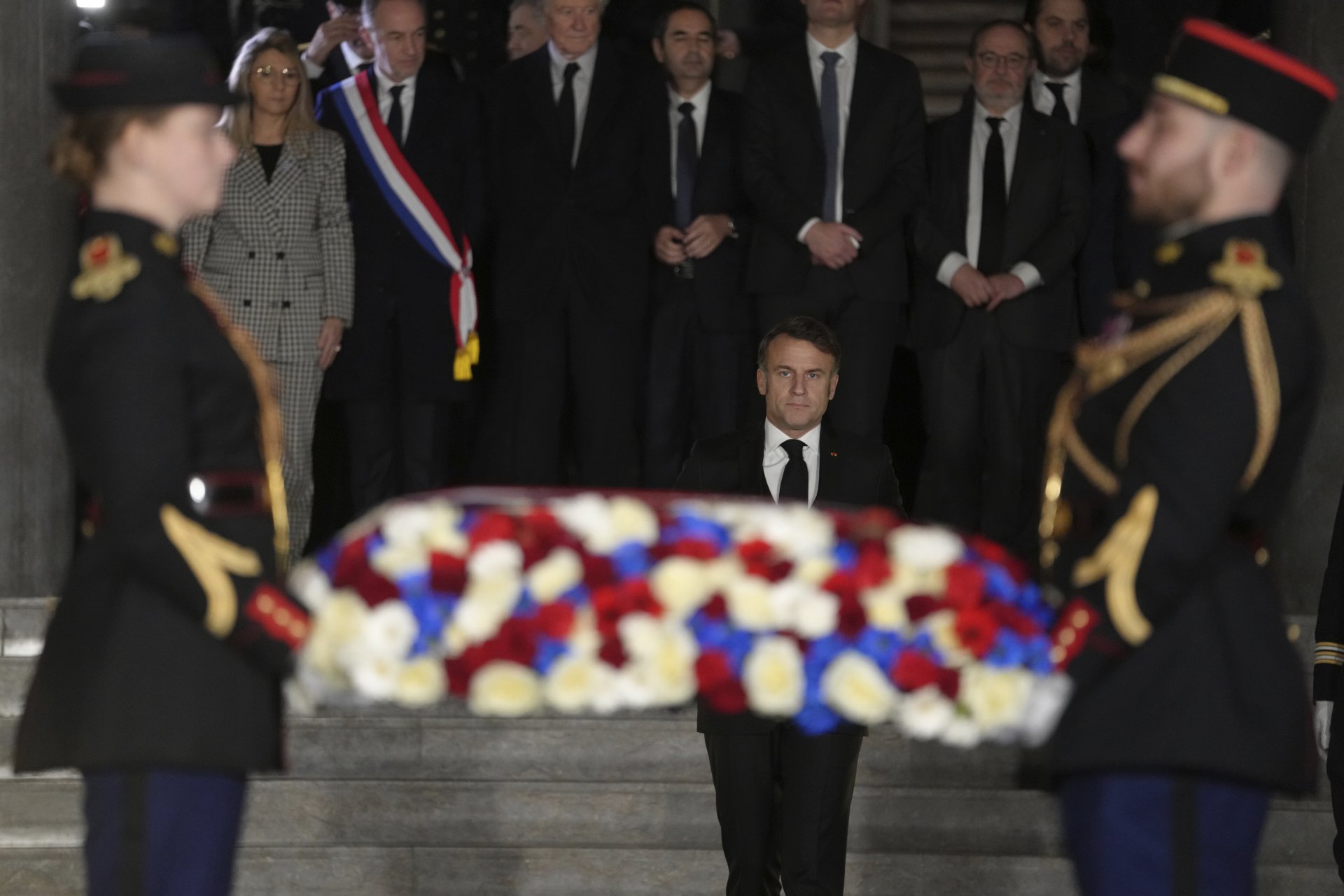 Френският президент Еманюел Макрон положи венец на Мемориалa на жертвите на Холокоста в Париж