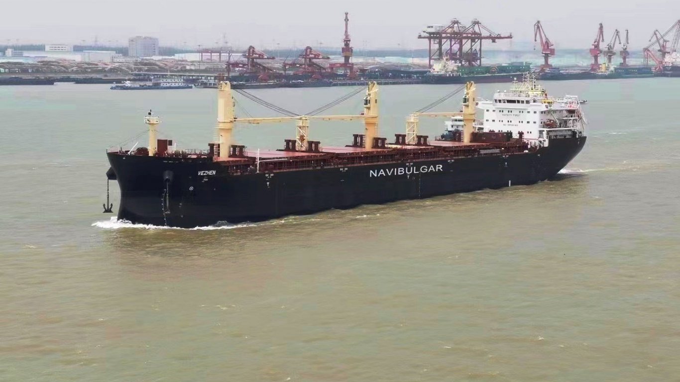 Моряците от кораба "Вежен" са свободни да слизат, решението да останат на борда било тяхно