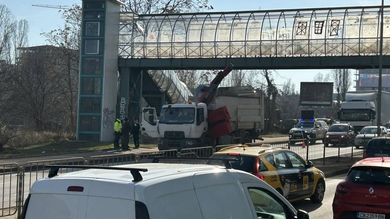 Камион за смет се блъсна в пешеходен надлез в София, има пострадал (снимки)