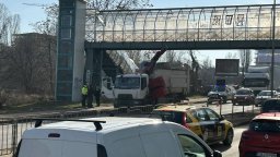 Камион за смет се блъсна в пешеходен надлез в София, има пострадал (снимки)