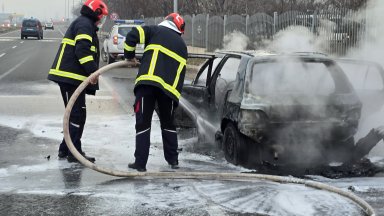 Автомобил пламна в движение и изгоря на пътя Пловдив - Асеновград (снимки)