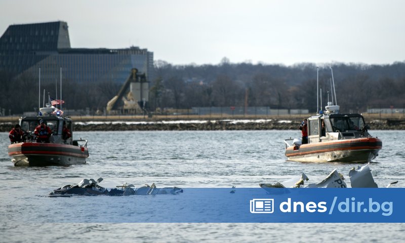 Поне шестима души загинаха, след като хеликоптер се разби в
