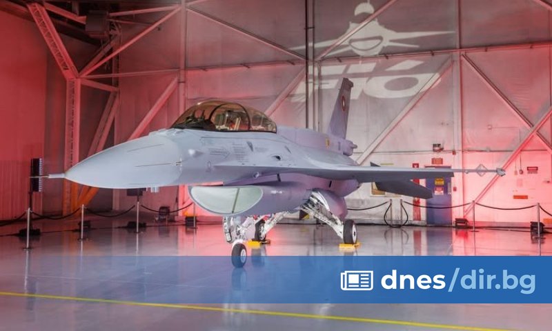 Самолетът F-16 е изправен, каза пред журналисти в парламента министърът