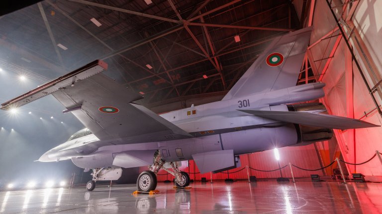 Първият изтребител F-16 ще бъде официално посрещнат у нас в Деня на авиацията