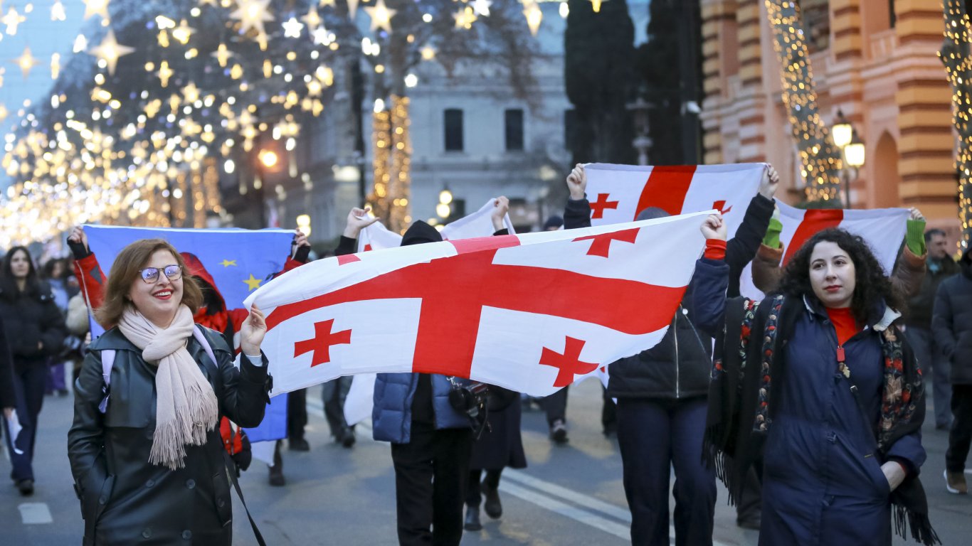 Двама опозиционни лидери бяха арестувани по време на нов антиправителствен протест в Грузия