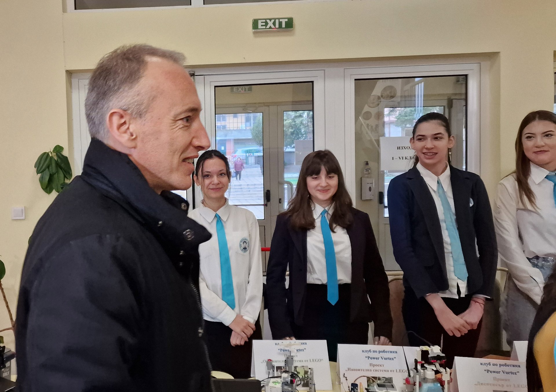  Министър Красимир Вълчев при посещението на СУ "Панайот Волов"
