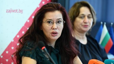 в които бяха открити десетки безпомощни възрастни хора не