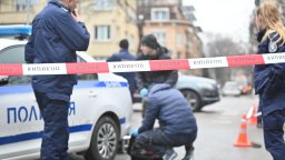 Оперираха единия от намушканите в София, нападателката няколко пъти била в психиатрия