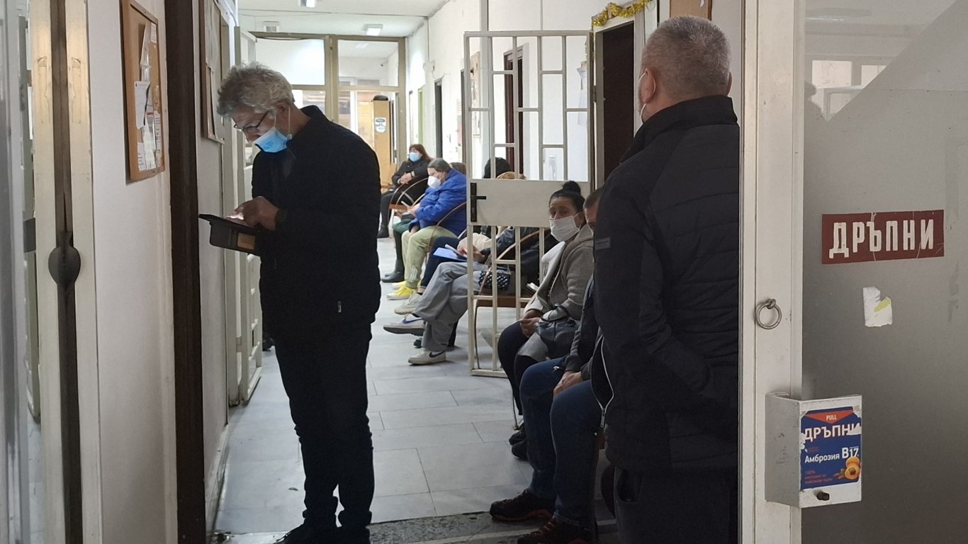 Област Добрич в грипна епидемия: Учениците преминават към онлайн обучение