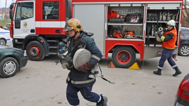 Кола и микробус пламнаха край Централната гара в София