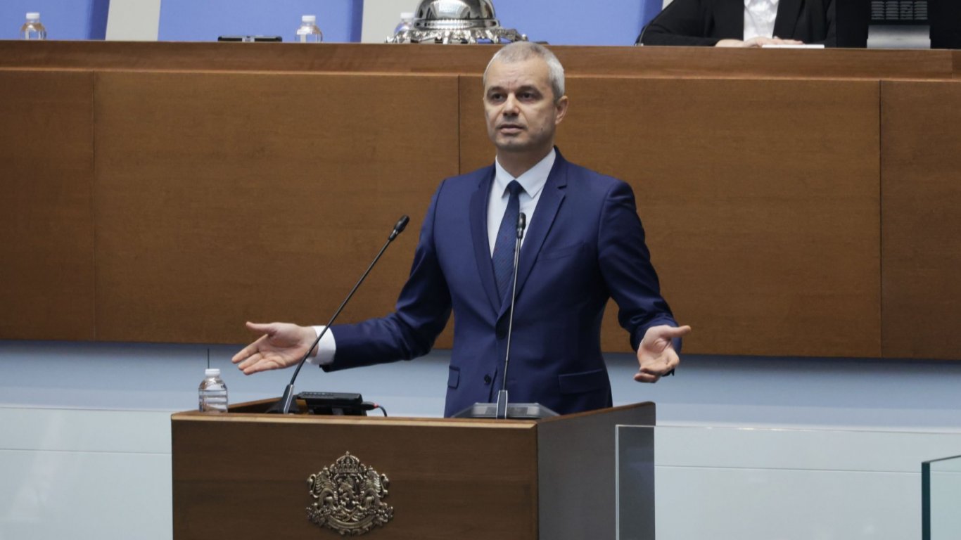 Костадин Костадинов е бил разпитван от полицаи в НС заради изказване от трибуната