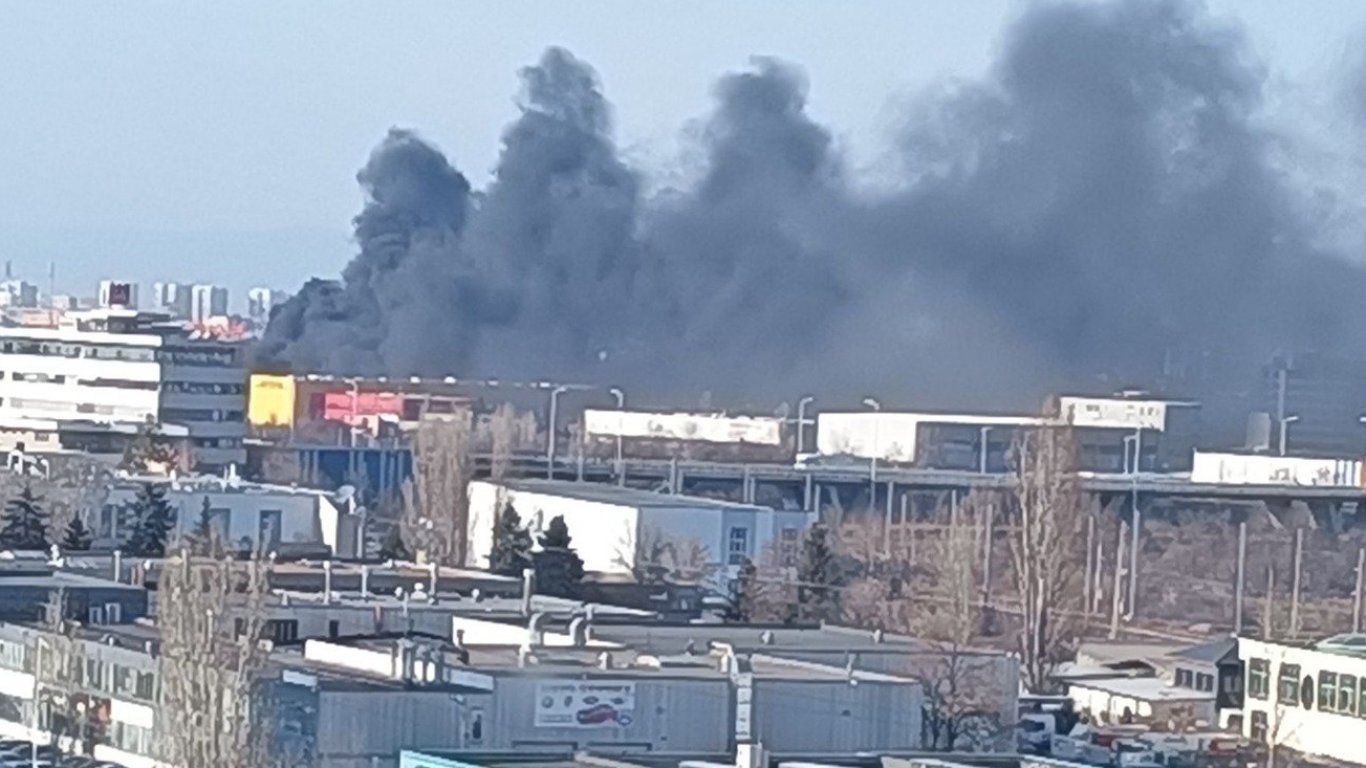 Пожар в столичния квартал "Христо Ботев", горяха гуми и отпадъци (снимки/видео)