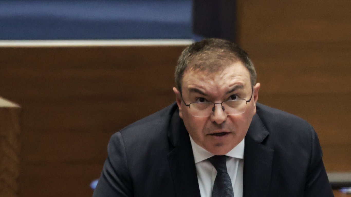 Костадин Ангелов: Има нужда от законодателни решения, свързани с отношението към психично болните хора
