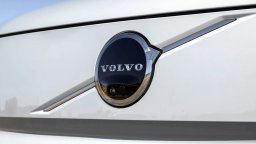 Volvo официално обяви появата на електрическия кросоувър EX60