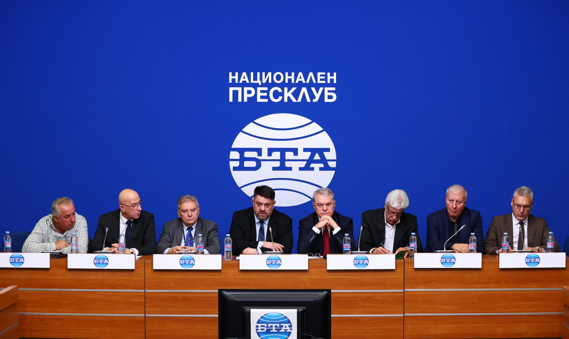 Цветан Миньовски, Сашо Кунев, Александър Паунов, Атанас Зафиров, Румен Петков, Емил Георгиев, Александър Томов и Валери Жаблянов