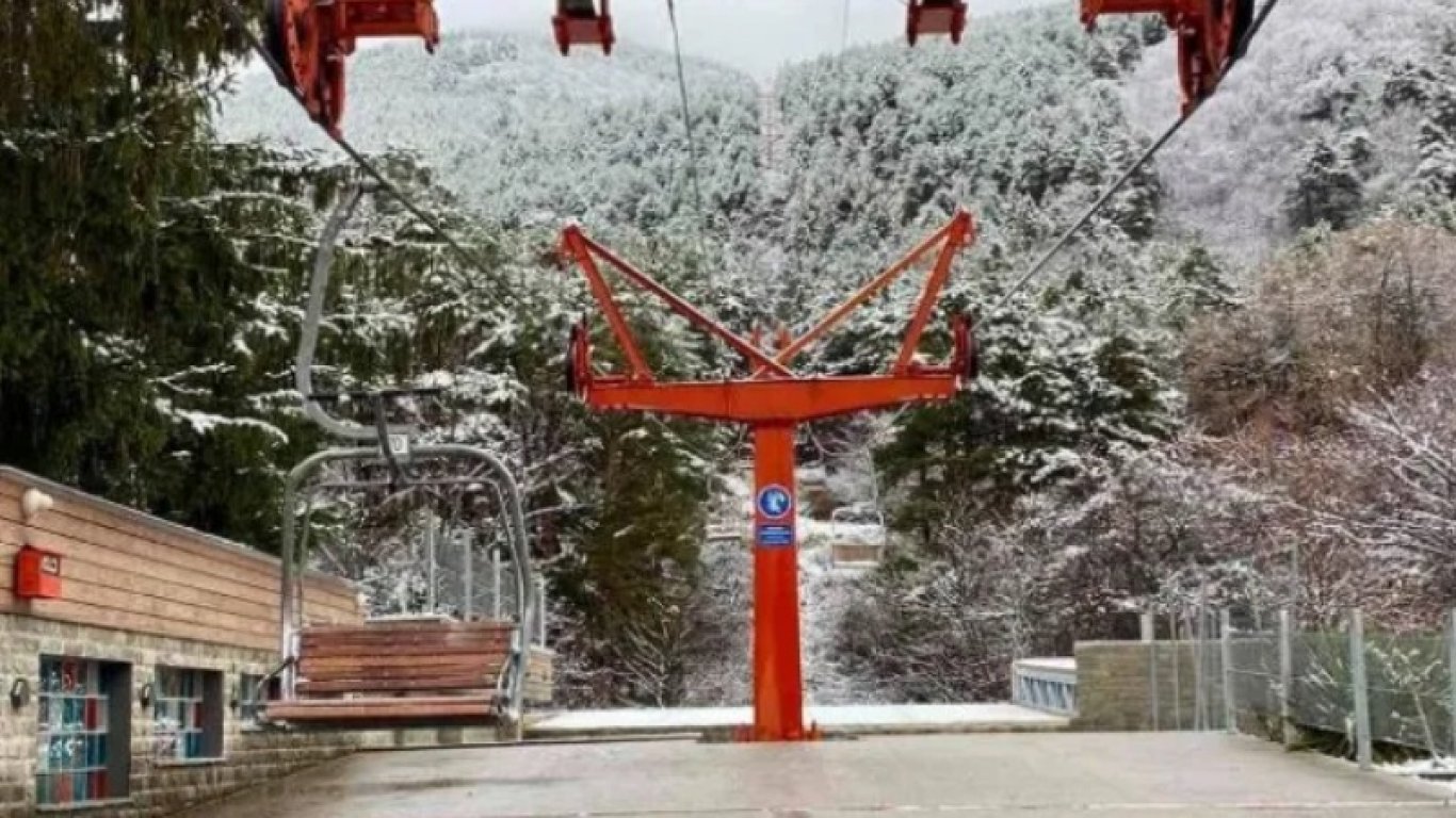 Туристи увиснаха блокирани във въздуха след авария на лифта в Сопот