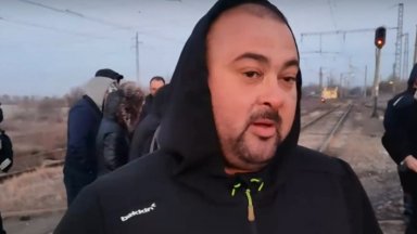 Протест срещу спуснатите бариера блокира влаковете край "Кремиковци"