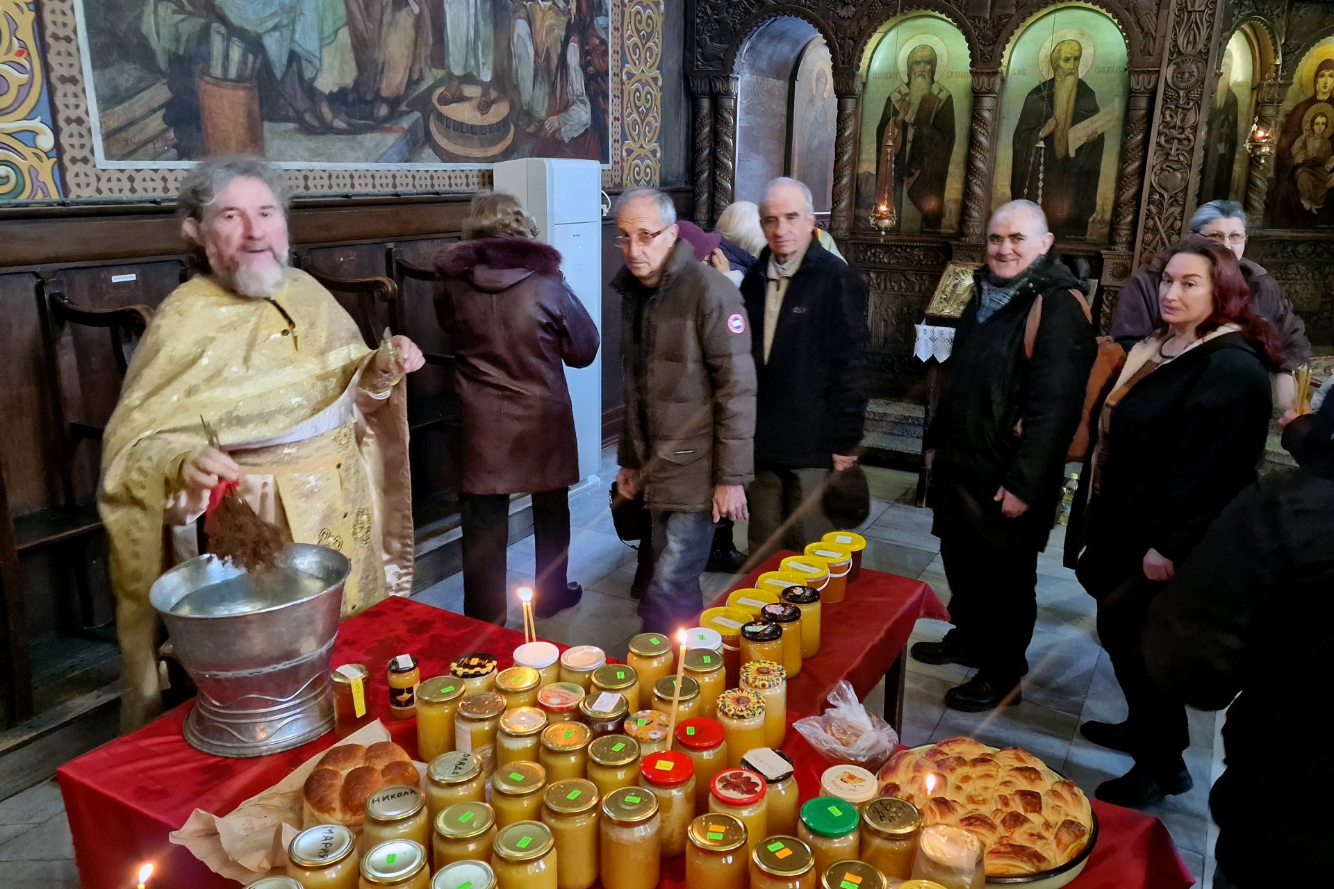 В църквата „Св. Йоан Рилски” в Търговище бе осветен мед, по повод днешния празник в чест на свещеномъченик Харалампий Чудотворец, почитан като Ден на пчеларя