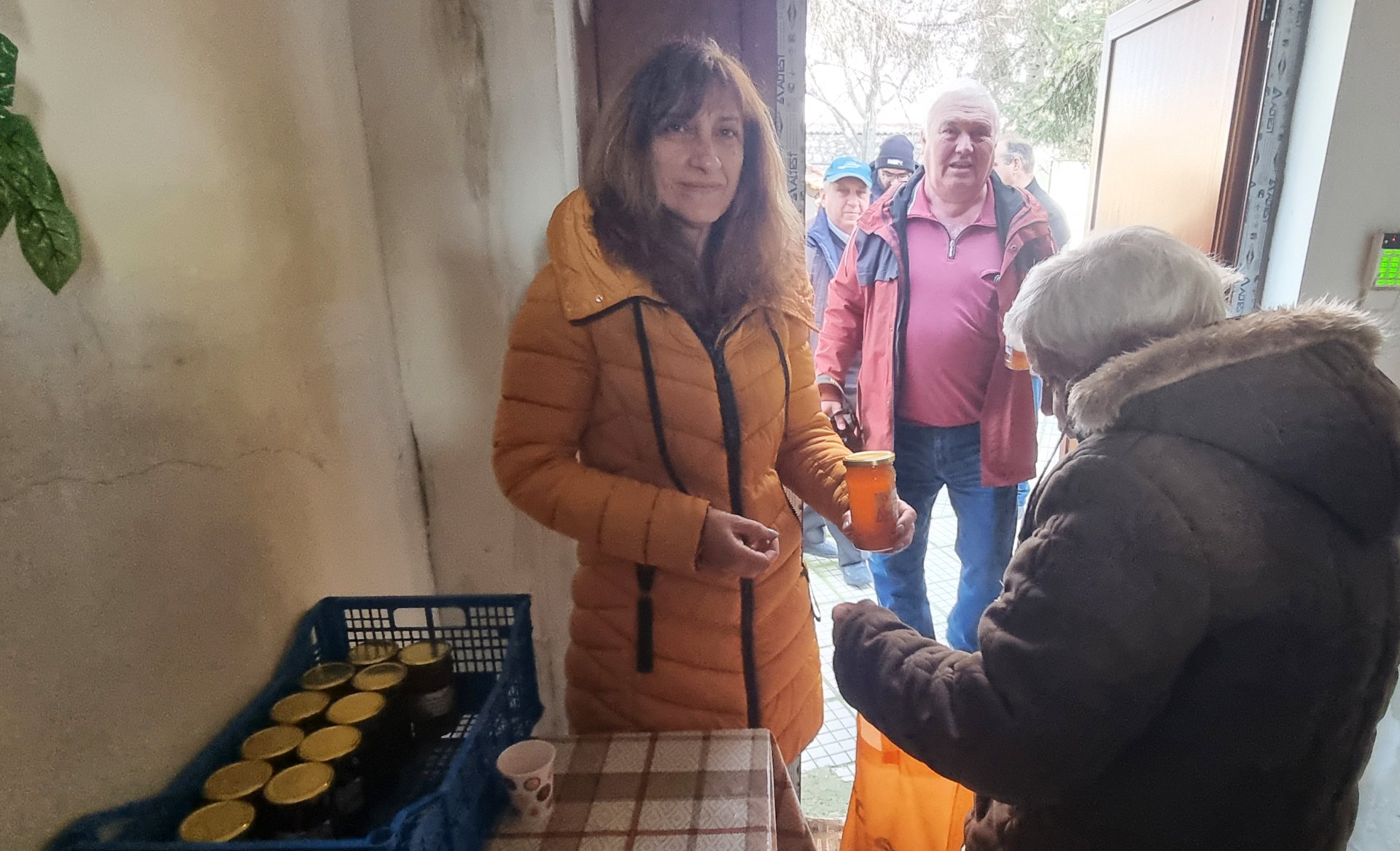Над 100 буркана мед бяха осветени и раздадени след отслужването на Света литургия от отците Георги и Наско в храма "Свети Харалампий" в димитровградското село Черногорово
