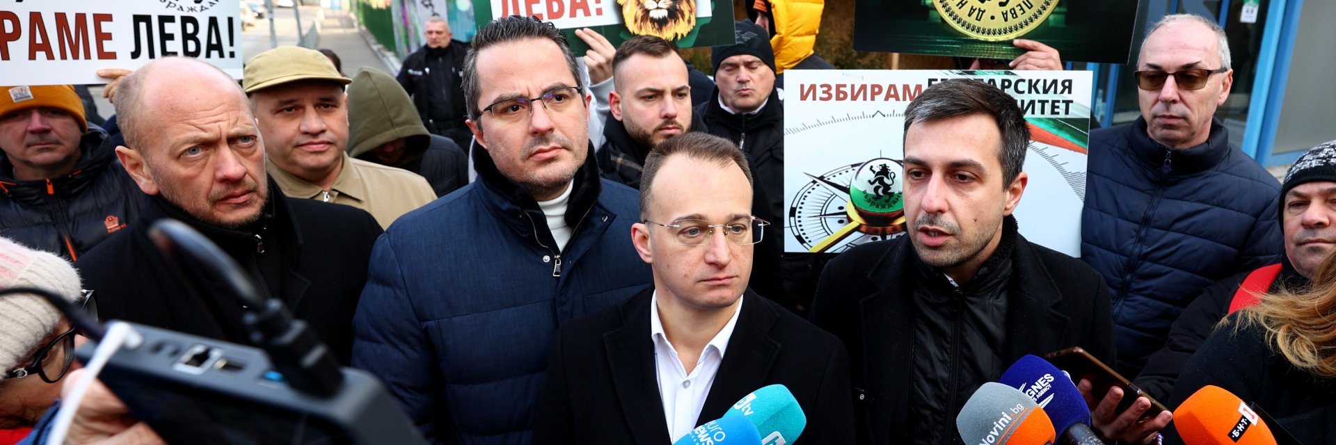 От "Въэраждане" протестираха пред НСИ, от институцията обявиха, че получават заплахи (снимки/видео)