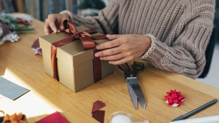Изкуството да подаряваш по Коледа: Шест идеи, с които ще оставите следа в сърцето