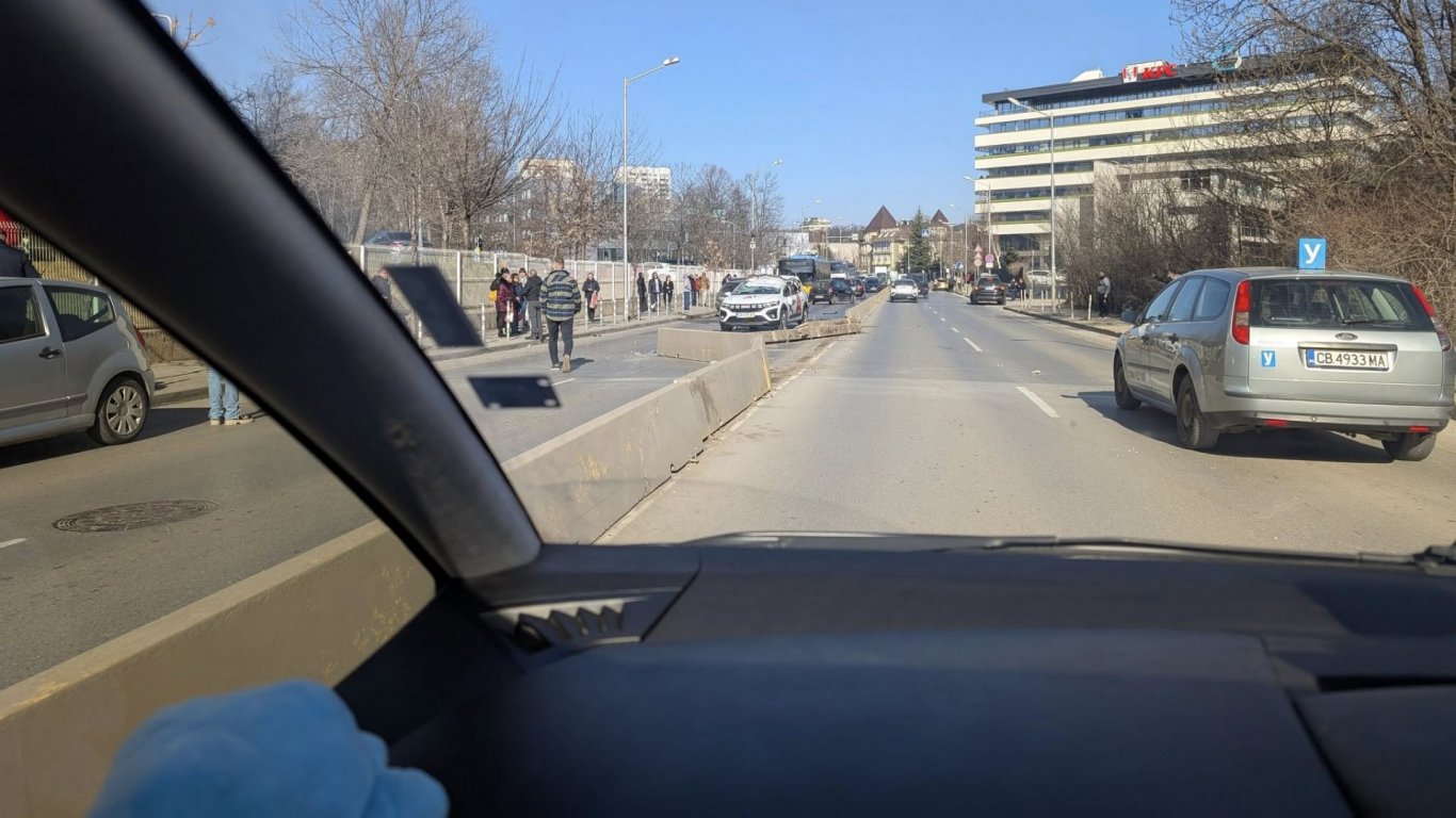 Кола се заби в бетонен разделител край столична болница, двама пострадаха