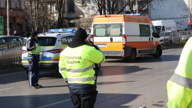 Катастрофа с участието на два автомобила и двама моторизирани полицаи