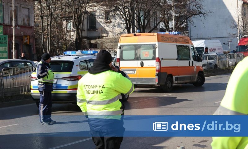 Катастрофа с участието на два автомобила и двама моторизирани полицаи