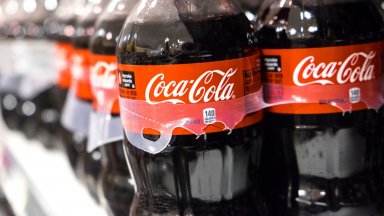 Coca-Cola заяви, че заради митата на Тръмп може да използва повече пластмаса