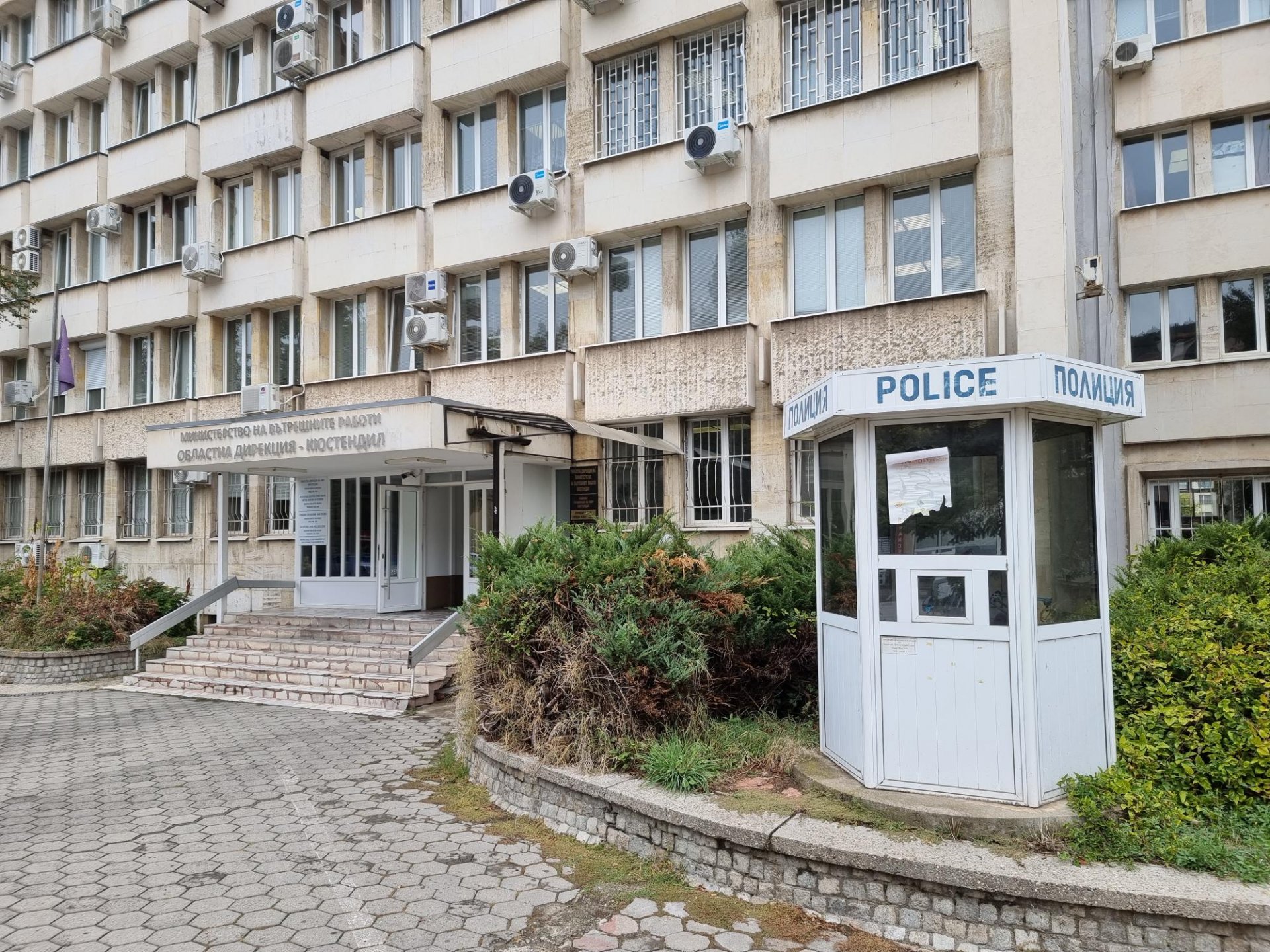 Бащата е на 22 години и е известен на полицията, като извършител на криминални деяния, допълниха от пресцентъра на полицията. Той е задържан с полицейска заповед.

