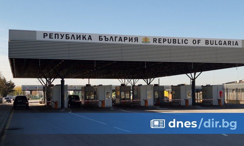 Преминаването в двете посоки на на леки и товарни превозни