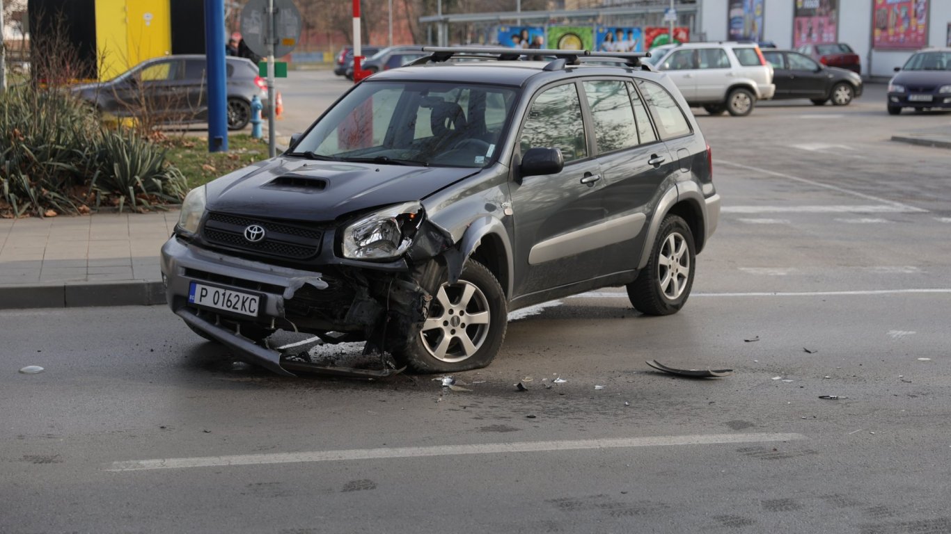 Майката на две деца, ударена на тротоар в Русе, е оперирана, остава с опасност за живота