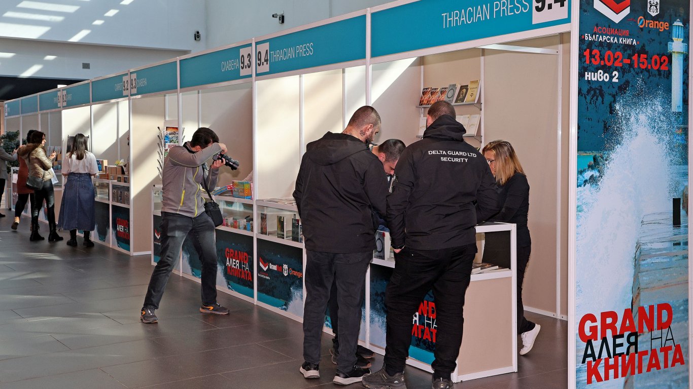 Откриха зимната "Алея на книгата" във Варна (снимки)