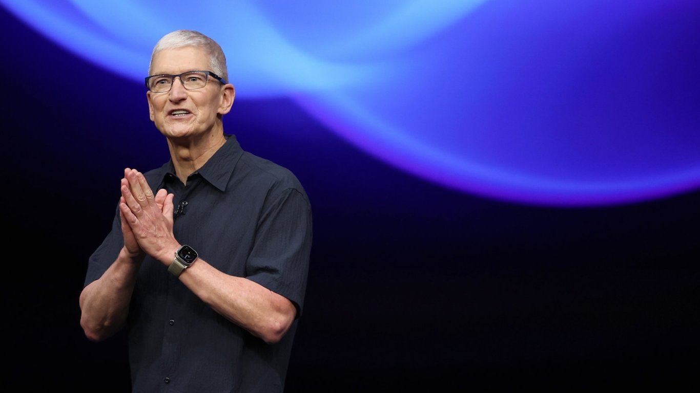 Apple обяви промяна в ръководството: Тим Кук се оттегля от поста главен изпълнителен директор