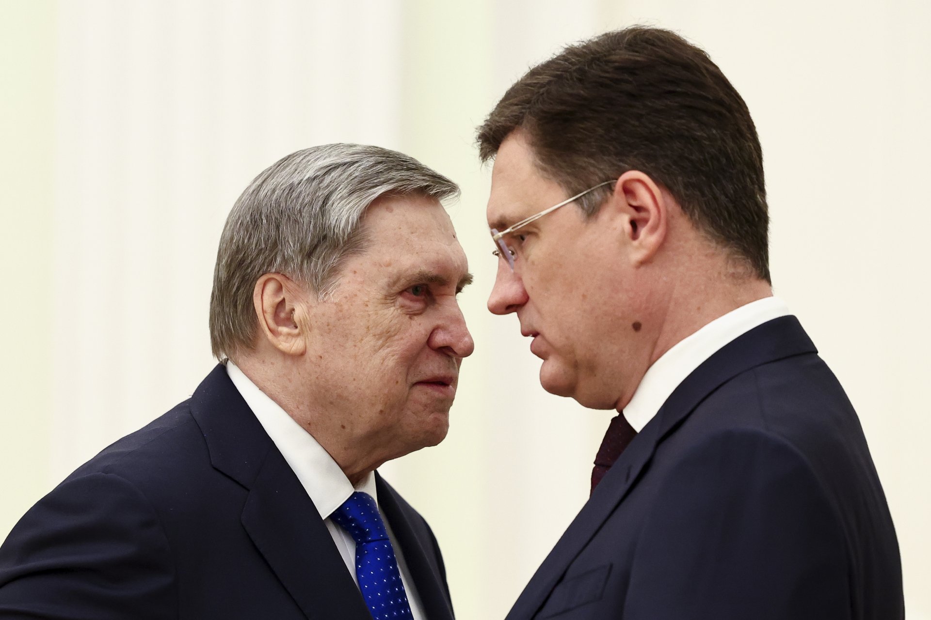 Юрий Ушаков (вляво) разговаря с министъра на енергетиката на Русия Александър Новак