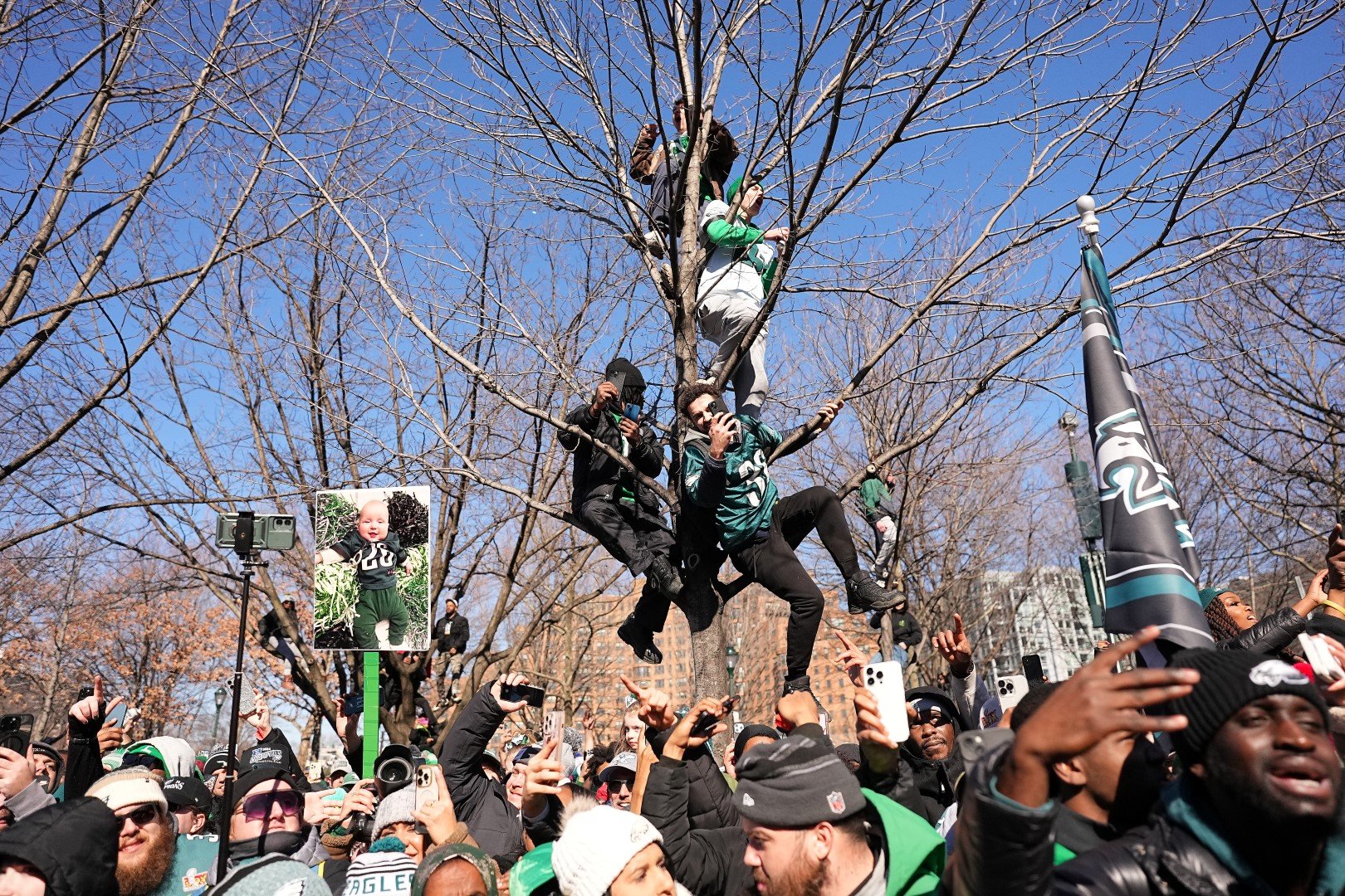 Парадът на шампионите - хора имаше дори по дърветата