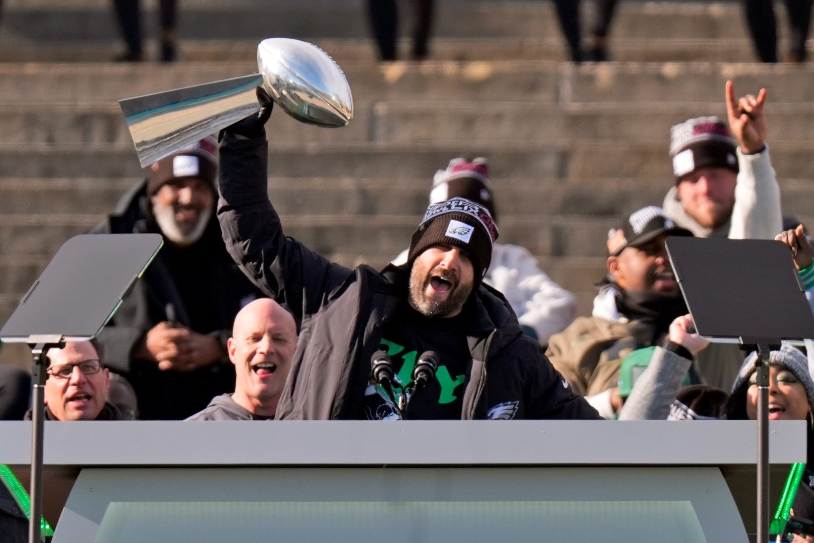 Треньорът Ник Сириани с трофея