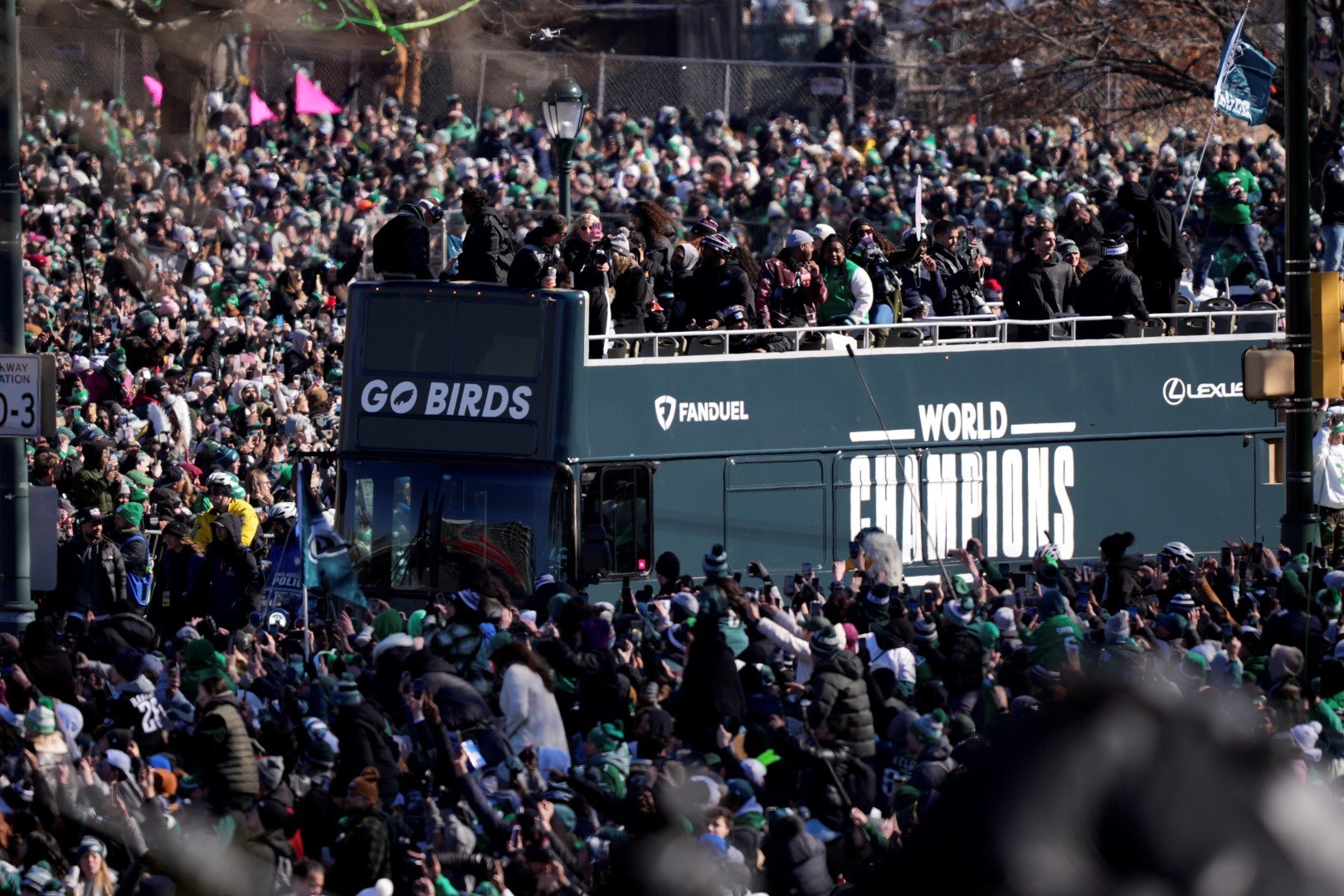 Двуетажният автобус премина през центъра на града, на път към крайната точка на парада