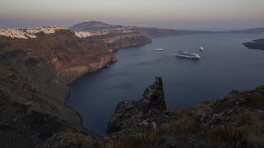 Санторини посрещна първия си круизен кораб след серията от земетресения